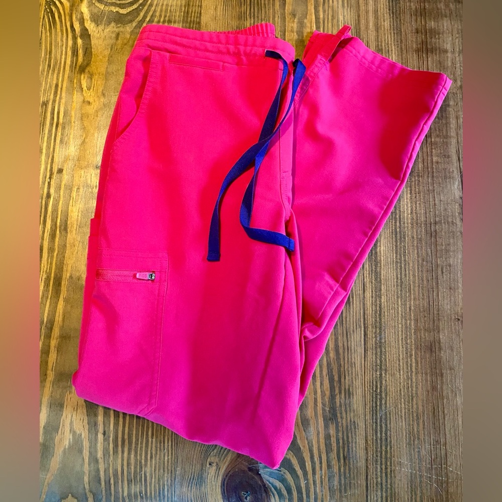 FIGS Women Limited Edition Ultra Rose Scrubs Set